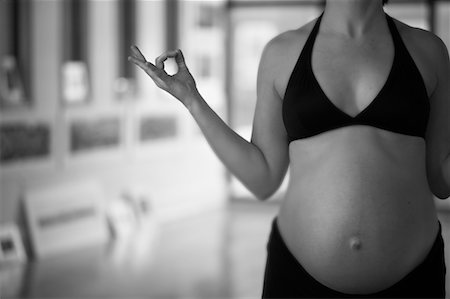 fitness black and white - Pregnant Woman Meditating Foto de stock - Con derechos protegidos, Código: 700-00517606