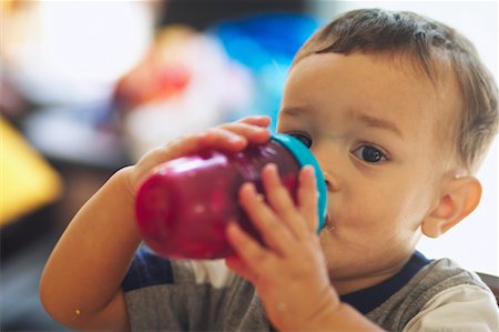 satisfied (thirst) - Toddler Drinking Juice Foto de stock - Con derechos protegidos, Código: 700-00517612