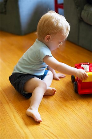 simsearch:649-08307448,k - Child Playing with Toy Truck Foto de stock - Direito Controlado, Número: 700-00517643