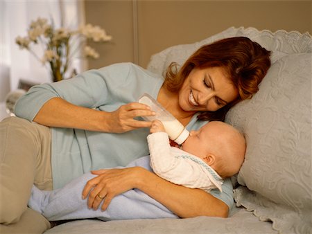 simsearch:633-08150965,k - Mother Feeding Baby Foto de stock - Con derechos protegidos, Código: 700-00517745