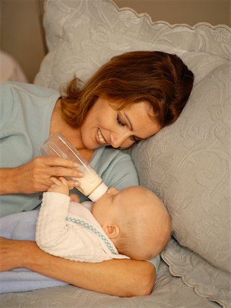 simsearch:400-08932328,k - Mother Feeding Baby Foto de stock - Con derechos protegidos, Código: 700-00517746
