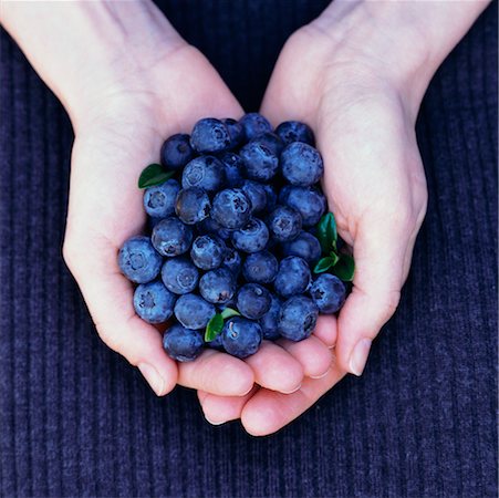 simsearch:600-02377500,k - Woman's Hands Holding Blueberries Foto de stock - Con derechos protegidos, Código: 700-00518924