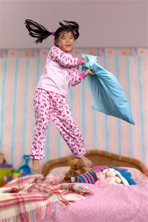 Sauter sur le lit des enfants Photographie de stock - Rights-Managed, Code: 700-00519360