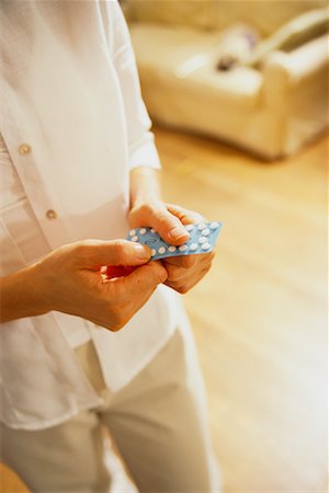 píldora anticonceptiva - Woman Taking Pill Foto de stock - Con derechos protegidos, Código: 700-00513993