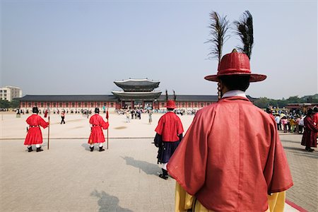 palacio imperial - Gyeonbok Imperial Palace Guards In Traditional Uniform, Seoul, South Korea Foto de stock - Con derechos protegidos, Código: 700-00524337