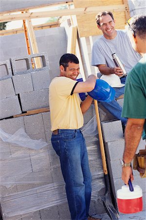 picture of construction worker with lunchbox - Ouvriers du bâtiment en prenant une pause-repas Photographie de stock - Rights-Managed, Code: 700-00524885