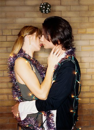 party de noël - Couple baiser sous le gui Photographie de stock - Rights-Managed, Code: 700-00526522