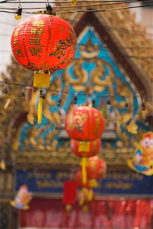 simsearch:700-02080833,k - Chinois lanternes suspendues par Wat Traimit, Chinatown, Bangkok, Thaïlande Photographie de stock - Rights-Managed, Code: 700-00526971