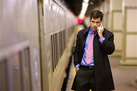 Homme à l'aide du téléphone cellulaire dans la Station de métro, New York, États-Unis Photographie de stock - Rights-Managed, Code: 700-00527036