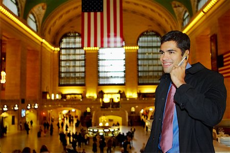 Homme à l'aide de téléphones cellulaires à Grand Central Station, New York, États-Unis Photographie de stock - Rights-Managed, Code: 700-00527037