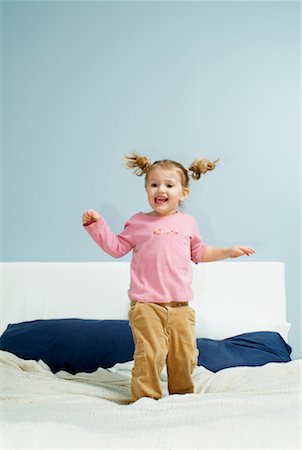 Sauter sur le lit des enfants Photographie de stock - Rights-Managed, Code: 700-00527105