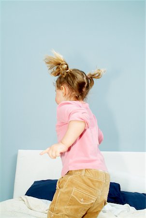 Sauter sur le lit des enfants Photographie de stock - Rights-Managed, Code: 700-00527106