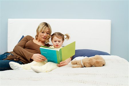 simsearch:700-00560690,k - Mother Reading to Daughter on Bed Foto de stock - Con derechos protegidos, Código: 700-00527109