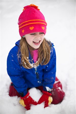 pelea de bolas de nieve - Girl Playing in the Snow Foto de stock - Con derechos protegidos, Código: 700-00527727