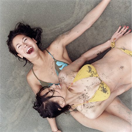 Deux femmes bronzer sur la plage et rire Photographie de stock - Rights-Managed, Code: 700-00527861