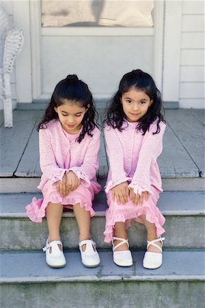 simsearch:6113-07731071,k - Twin Sisters on Steps Foto de stock - Con derechos protegidos, Código: 700-00528008