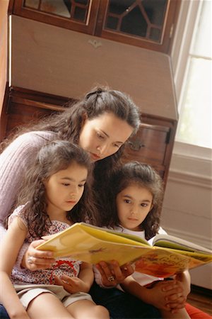 simsearch:700-02376977,k - Mother Reading Story with Twin Daughters Foto de stock - Con derechos protegidos, Código: 700-00528022