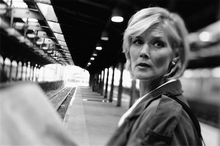Femme attendant sur la plate-forme du Train Photographie de stock - Rights-Managed, Code: 700-00528069
