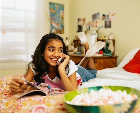 fiyiano - Girl Talking on Phone in Bed Foto de stock - Con derechos protegidos, Código: 700-00528862