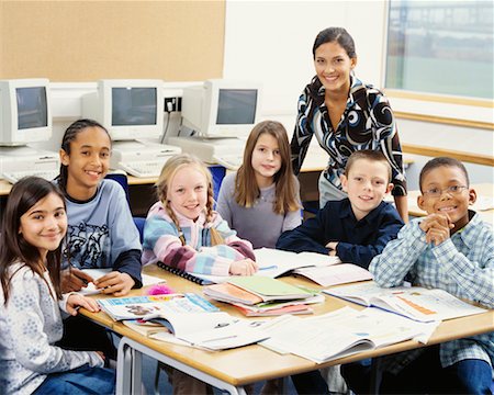 simsearch:700-01954525,k - Portrait of Teacher and Students In Classroom Foto de stock - Con derechos protegidos, Código: 700-00528940