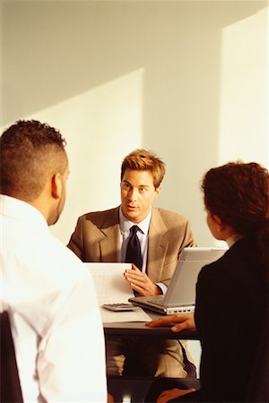 financial advisor talking to couple - Financial Advisor Meeting with Young Couple Foto de stock - Con derechos protegidos, Código: 700-00529571