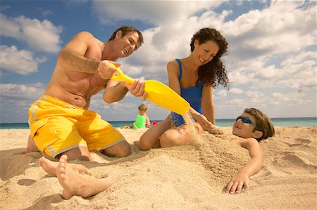 Family Playing on Beach Foto de stock - Con derechos protegidos, Código: 700-00529780