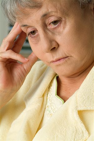 Portrait de femme avec des maux de tête Photographie de stock - Rights-Managed, Code: 700-00520255