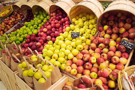 fruit display and price - Magasin d'alimentation Photographie de stock - Rights-Managed, Code: 700-00520363