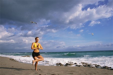 simsearch:622-01080568,k - Woman Doing Yoga on Beach Foto de stock - Direito Controlado, Número: 700-00520760