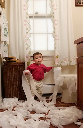 simsearch:600-00795637,k - Enfant, dérouler le papier toilette dans la salle de bain Photographie de stock - Rights-Managed, Code: 700-00521162