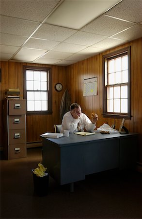 Businessman Eating Lunch at Desk Foto de stock - Con derechos protegidos, Código: 700-00521187