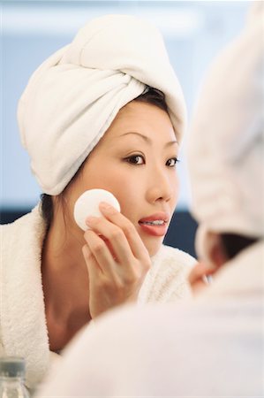 simsearch:693-05552811,k - Woman Applying Makeup Foto de stock - Con derechos protegidos, Código: 700-00521650