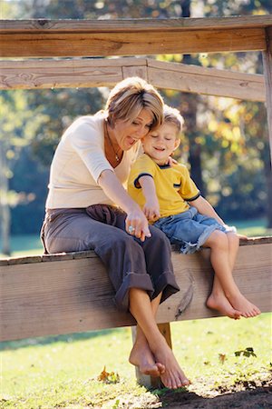 simsearch:614-06168899,k - Mother and Son Sitting On Fence Fotografie stock - Rights-Managed, Codice: 700-00522376