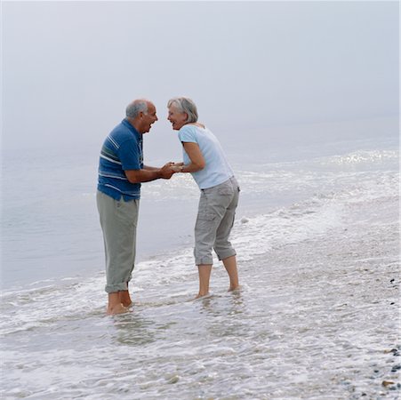 simsearch:695-03379005,k - Couple Holding Hands sur plage Photographie de stock - Rights-Managed, Code: 700-00522425