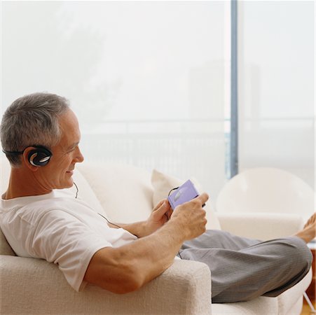 simsearch:700-00514891,k - Man Listening to Audio Player Foto de stock - Direito Controlado, Número: 700-00522432