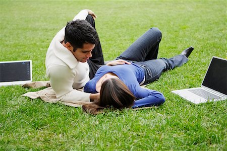 simsearch:700-00527047,k - Couple allongé sur l'herbe avec deux ordinateurs portables Photographie de stock - Rights-Managed, Code: 700-00522649