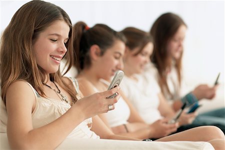 peer pressure - Girls Using Cellphones Foto de stock - Con derechos protegidos, Código: 700-00522661