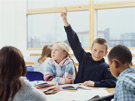 simsearch:700-02080327,k - Boy Raising Hand in Classroom Fotografie stock - Rights-Managed, Codice: 700-00523409