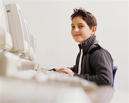 Student Using Computer in Classroom Foto de stock - Con derechos protegidos, Código: 700-00523444