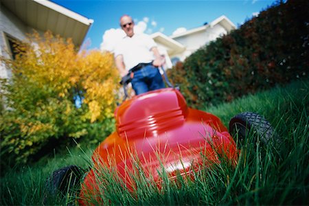 simsearch:600-02757419,k - Man Mowing the Lawn, Calgary, Alberta, Canada Foto de stock - Con derechos protegidos, Código: 700-00523636