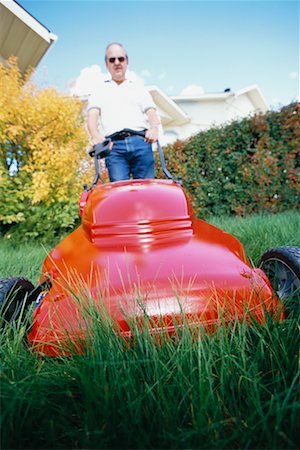 Homme de tondre la pelouse, Calgary, Alberta, Canada Photographie de stock - Rights-Managed, Code: 700-00523637