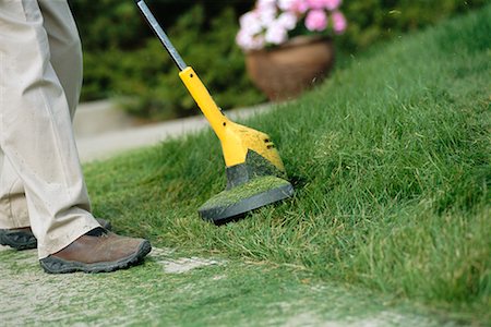 Man Using Grass Trimmer, Calgary, Alberta, Canada Foto de stock - Direito Controlado, Número: 700-00523650