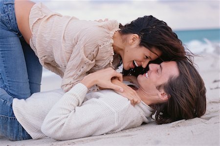 Paar auf Sand am Strand liegend Stockbilder - Lizenzpflichtiges, Bildnummer: 700-00523681