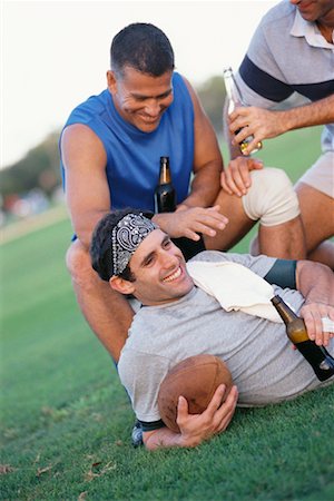 simsearch:649-08480198,k - Men Drinking Beer after Football Foto de stock - Con derechos protegidos, Código: 700-00523730