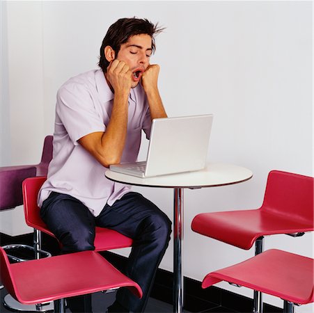 Man at Computer Yawning Foto de stock - Direito Controlado, Número: 700-00523772