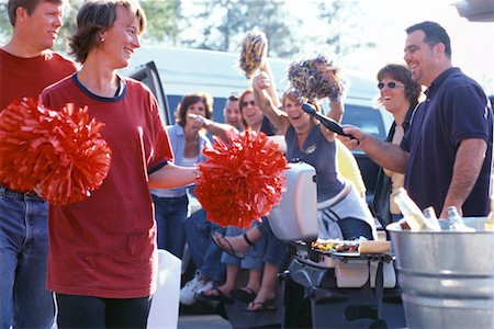 picnic al lado del coche - People at a Tailgate Party Foto de stock - Con derechos protegidos, Código: 700-00530728