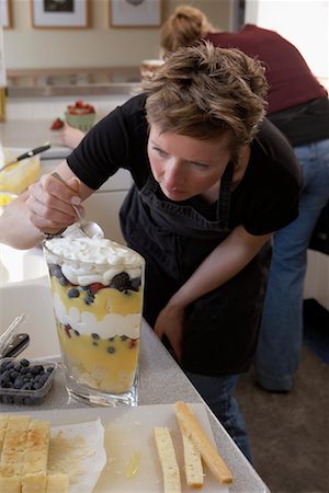 simsearch:640-02953096,k - Woman Preparing Dessert Fotografie stock - Rights-Managed, Codice: 700-00544162