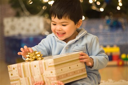 Garçon avec cadeaux le matin de Noël Photographie de stock - Rights-Managed, Code: 700-00544369