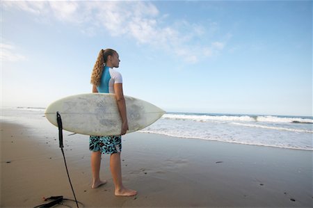 simsearch:700-00547097,k - Femme sur la plage avec planche de surf Photographie de stock - Rights-Managed, Code: 700-00546179