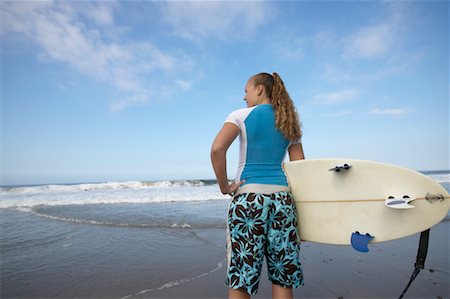 simsearch:700-00547097,k - Femme sur la plage avec planche de surf Photographie de stock - Rights-Managed, Code: 700-00546180